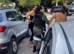 Vdeo que circula nas redes sociais mostra o momento em que a policial d um tapa no rosto da mulher que foi detida por suspeita de espancar a filha, de 11 anos, no Cabo de Santo Agostinho 