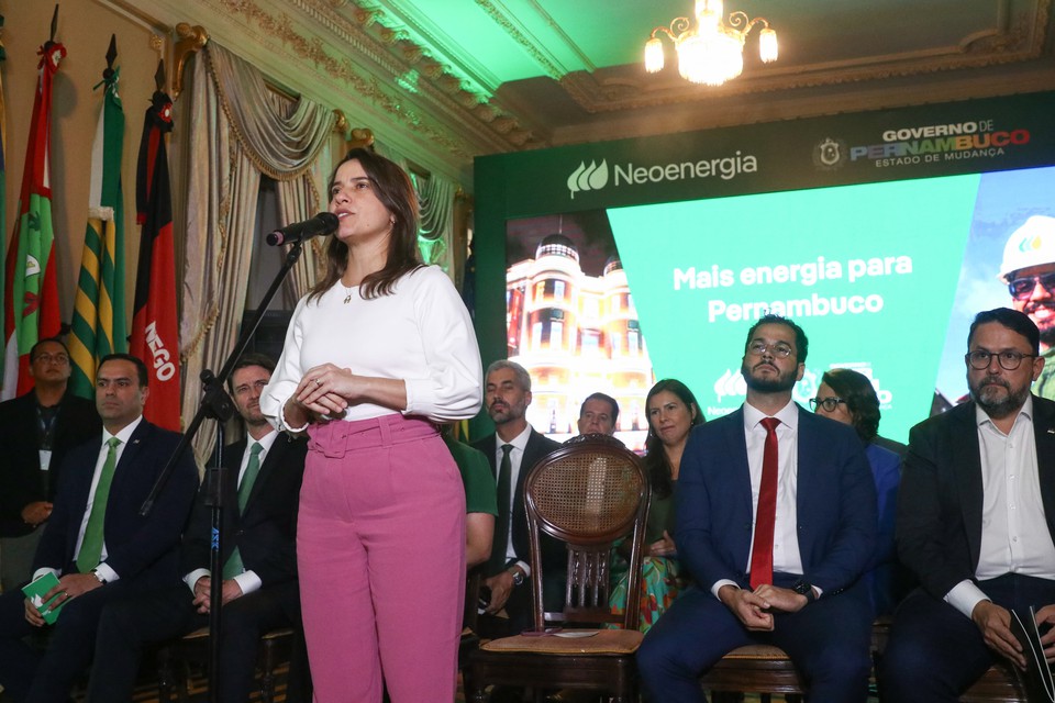 Governadora Raquel Lyra participou de solenidade com Neoenergia para anunciar investimento (Sandy James/DP)