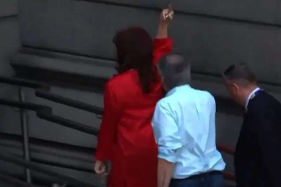 
Cristina Kirchner mostra o dedo para argentinos após ser vaiada em posse (foto: Reprodução/Redes sociais)