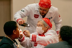 Dentistas voluntrios selecionam crianas e adolescentes para tratamento gratuito no Recife  (foto: Divulgao )