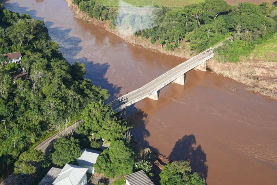 
O rio Guaba recebe as guas dos rios Jacu, Taquari, Sinos, Ca e Gravata, muitos deles permanecem acima da cota de inundao (foto: Mauricio Tonetto/Secom)