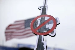 Pesquisas mostram que americanos querem lei mais rígidas sobre armas (Foto: Jim Young/AFP)