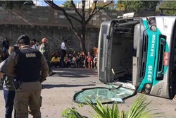 Eixo se solta e ônibus tomba em bairro de Belo Horizonte; veja vídeo (crédito: Corpo de Bombeiros/Divulgação)