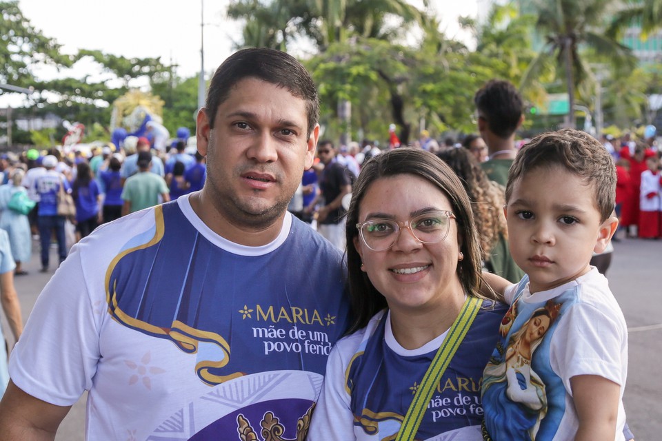 Rodrigo levou a esposa e o flho para acompanhar a procissão de Nossa Senhora da Conceição (Rafael Vieira/DP)