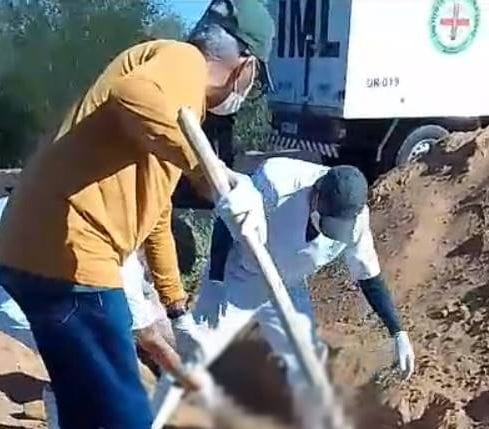 Corpos foram achados em cova rasa, em Petrolina  (Foto: Redes Sociais )