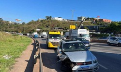 Acidente entre carro e caminho complica trnsito no Anel Rodovirio
