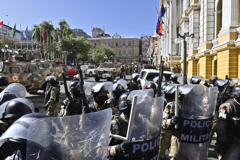 Tropas militares em La Paz, na Bolvia  (foto: AIZAR RALDES / AFP)