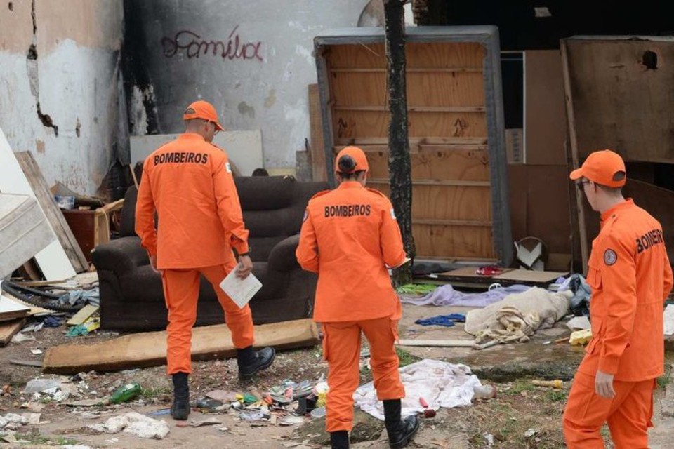 Mutiro contra a dengue no Recanto das Emas. Bombeiros vistoriando casas com possveis foco da dengue na quadra 802 (foto: Minervino Jnior/CB/D.A.Press)
