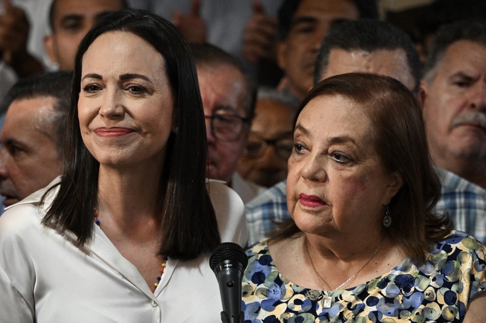 Corina Yoris ( direita) substitui a lder opositora Mara Corina Machado ( esquerda) (foto: Federico Parra / AFP)