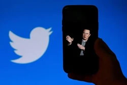 Elon Musk estima que Twitter vale metade do valor que ele pagou (Foto:  OLIVIER DOULIERY/AFP)