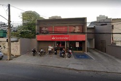 Santander é condenado por obrigar cliente negro a ficar só de cueca em agência (Foto: Reprodução/Google Maps)