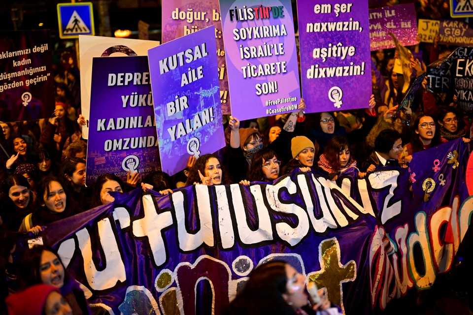 Marcha marcou o Dia Internacional da Mulher em Istambul, na Turquia (foto: Yasin AKGUL / AFP)