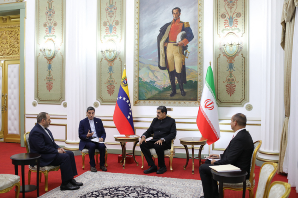 
Presidente da Venezuela Nicols Maduro conversando com o Ministro da Defesa do Ir o General Aziz Nasirzadeh (Crdito: MARCELO GARCIA / Venezuelan Presidency / AFP)