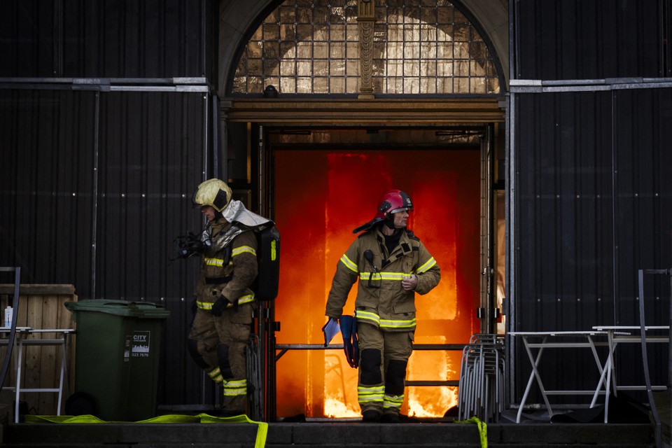 Bombeiros tentam extinguir chamas na histrica Bolsa de Valores de Boersen, em Copenhague (Foto: IDA MARIE ODGAARD / RITZAU SCANPIX / AFP
)