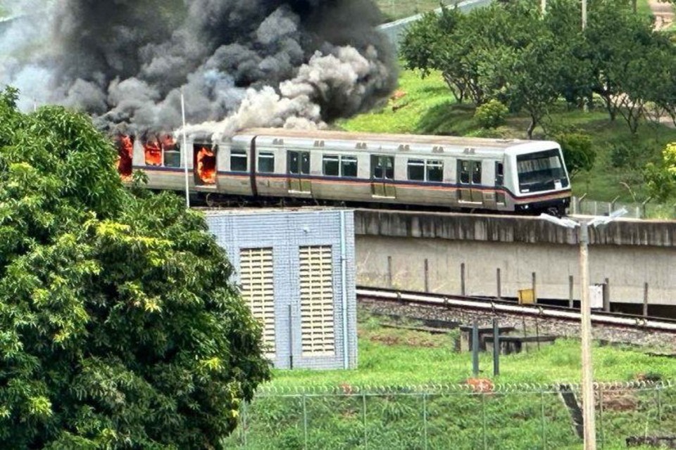 Metr do DF pega fogo perto da estao Concessionrias (Crdito: Reproduo/Redes Sociais)