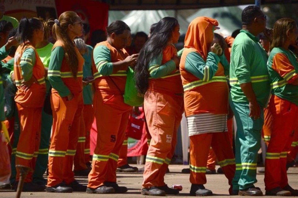 
A agncia das Naes Unidas defende que trabalhadores expostos  radiao ultravioleta, como os garis, recebam equipamentos como roupas especiais e bons, alm de protetor solar (foto: Carlos Vieira)