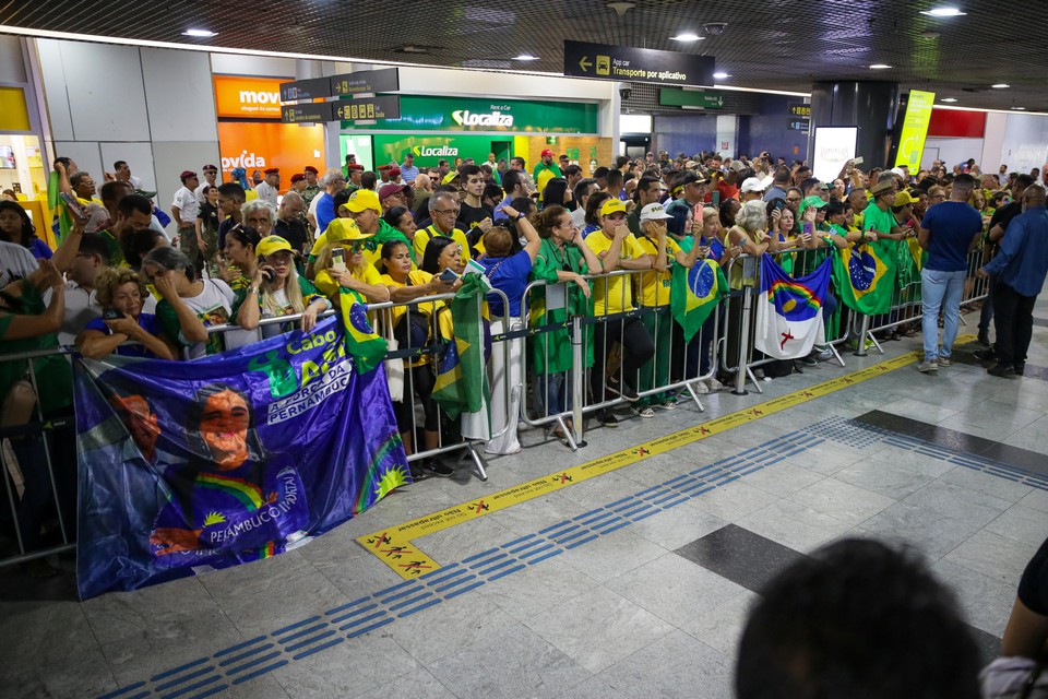 Apoidores receberam Bolsonaro no aeroporto  (Foto: Rafael Vieira/DP Foto)