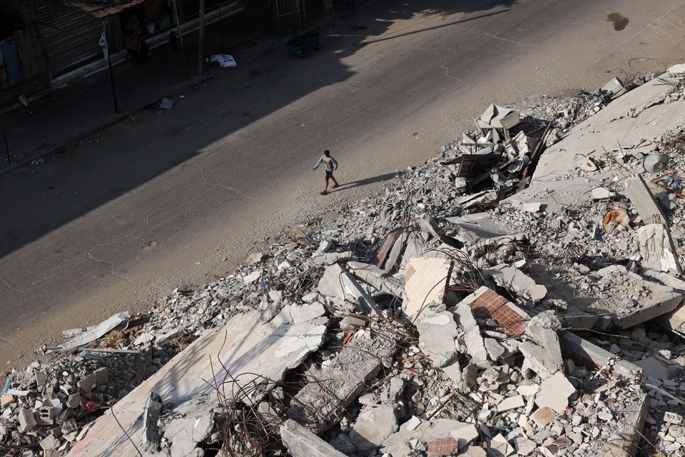 Homem palestino passa pelos escombros de edifcios destrudos em Rafah, no sul da Faixa de Gaza (Foto: AFP)