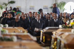 África do Sul se despede dos 21 jovens mortos em tragédia misteriosa em bar (Foto: PHILL MAGAKOE / AFP)