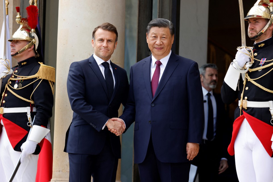 O presidente da Frana, Emmanuel Macron, cumprimenta o presidente chins, Xi Jinping, no Palcio Presidencial do Eliseu, em Paris (Foto: LUDOVIC MARIN / AFP
)