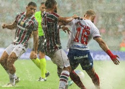 Chuva interrompe jogo entre Bahia e Fluminense pelo Brasileiro (Letcia Martins)