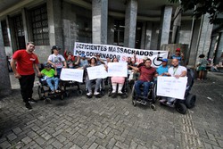 Esta é a terceira vez que realizam a manifestação, o grupo clama por providências do Governo do Estado para saber o que houve com a verba para as novas cadeiras.