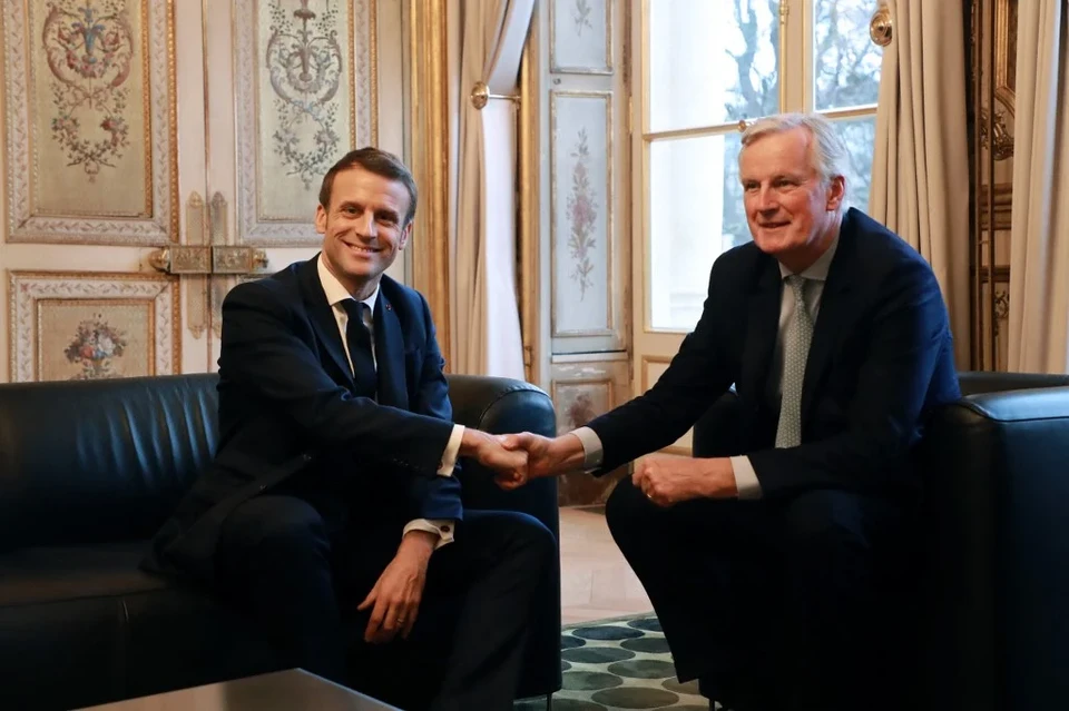 Emmanuel Macron e Michel Barnier (Foto: Ludovic MARIN / AFP)