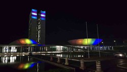 Congresso Nacional  iluminado com as cores da bandeira LGBTQIAPN+ (foto: Reproduo/X )