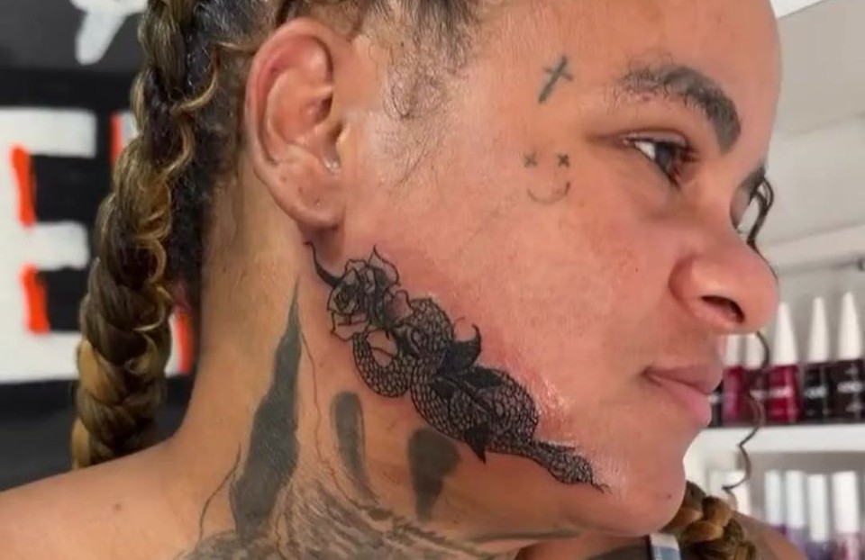 Andressa Boston cobriu o nome de Deolane Bezerra com o desenho de uma cobra (Foto: Reproduo/Redes Sociais)