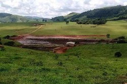 Barragem de água se rompe no sul de Minas Gerais e eleva nível de rio (Foto: Corpo de Bombeiros/Divulgação)