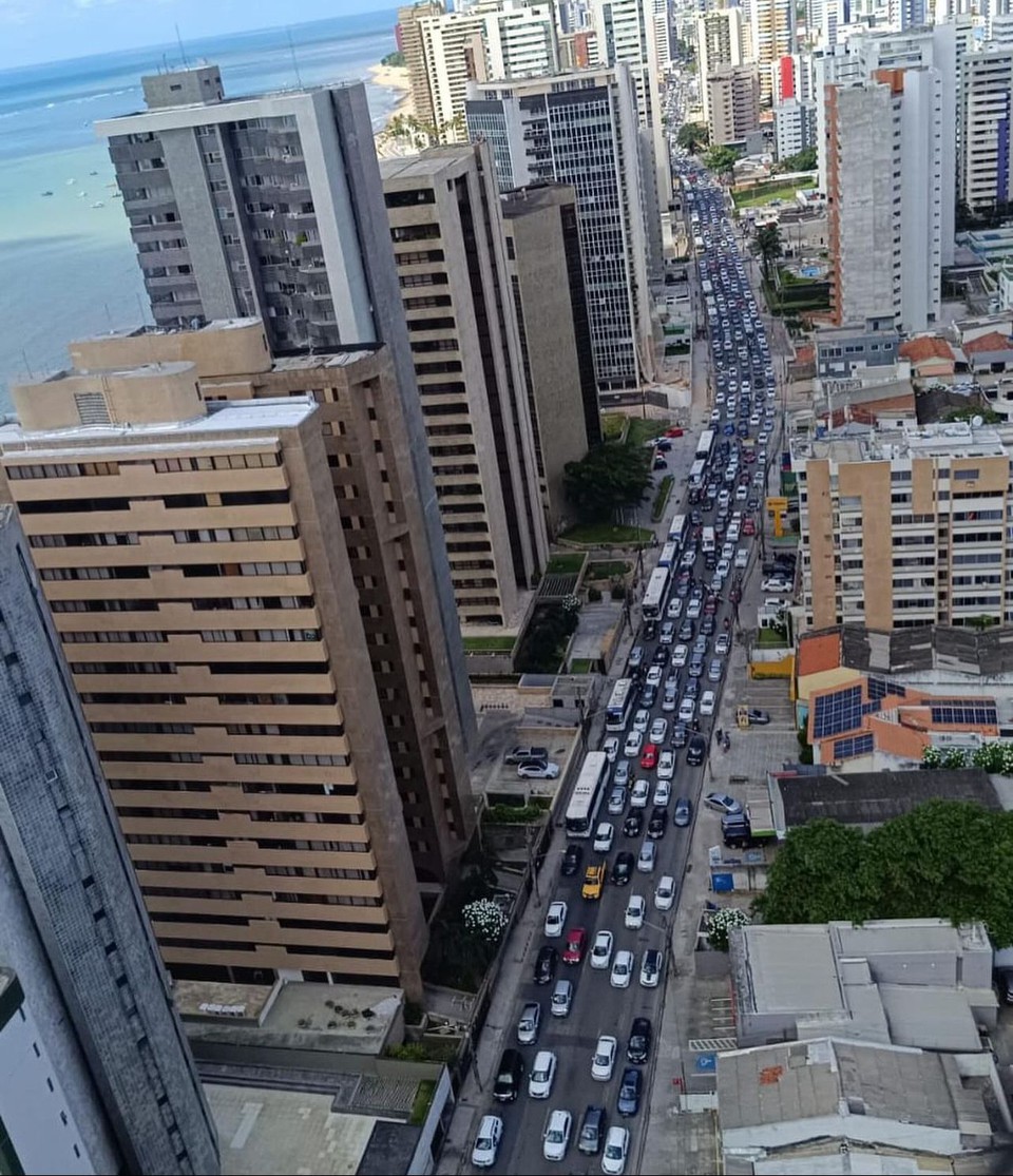 O fluxo intenso no sentido Candeias - Piedade foi registrado por quem mora na regio. (Foto: Reproduo/Instagram)