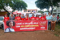 O ato foi convocado pelo Sintepe e aconteceu em frente a Escola Estadual Arthur da Costa e Silva, no bairro da Mustardinha, na Zona Oeste do Recife. 