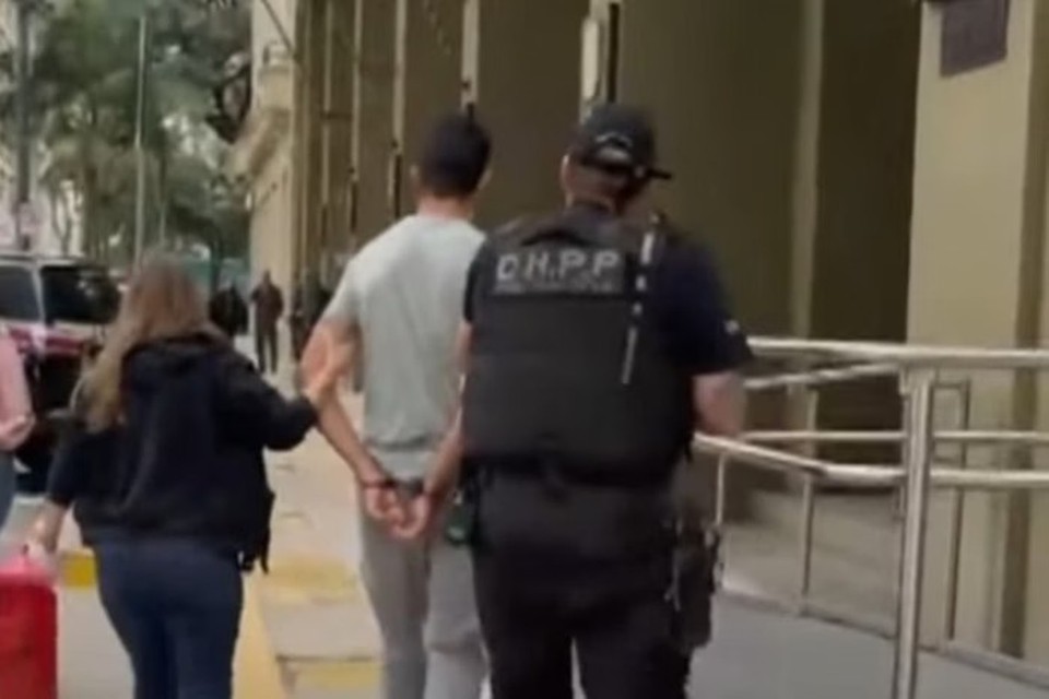 Homem fazia parte de uma quadrilha que se comunicava por meio de um aplicativo de relacionamento  (foto: Reproduo/ TV Bandeirantes)