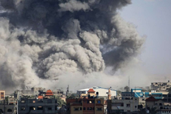 Coluna de fumaa sobe ao cu depois de bombardeio israelense, tambm em Rafah:  espera de uma invaso terrestre