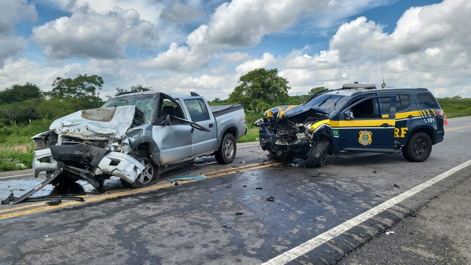 Caminhonete e viatura da PRF bateram de frente  (Foto: PRF)