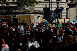 Milhares de pessoas protestam em Londres pelos direitos das pessoas trans (BENJAMIN CREMEL / AFP)