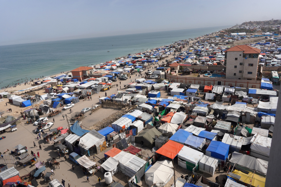 Tendas onde a maioria dos civis esto vivendo na Faixa de Gaza (Crdito: AFP)