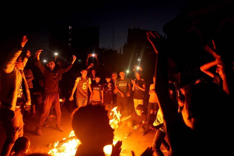Moradores de Rafah acendem fogueira e celebram deciso do Hamas de avalizar cessar-fogo (Crdito: AFP)