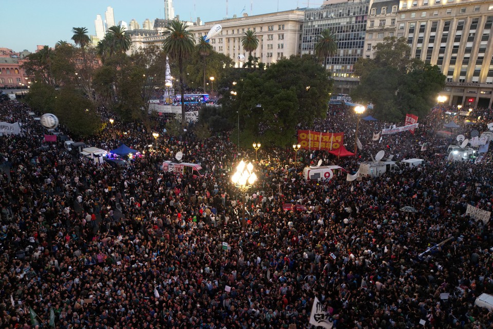 A Praa de Maio, em Buenos Aires, foi o epicentro da convocao (foto: Luis ROBAYO / AFP)
