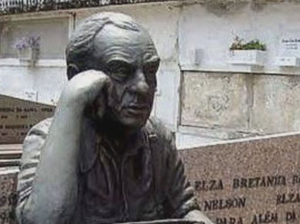 A empresa responsvel pela administrao do cemitrio ainda no se pronunciou sobre o sumio do busto do escritor (foto: Reproduo/Redes sociais)
