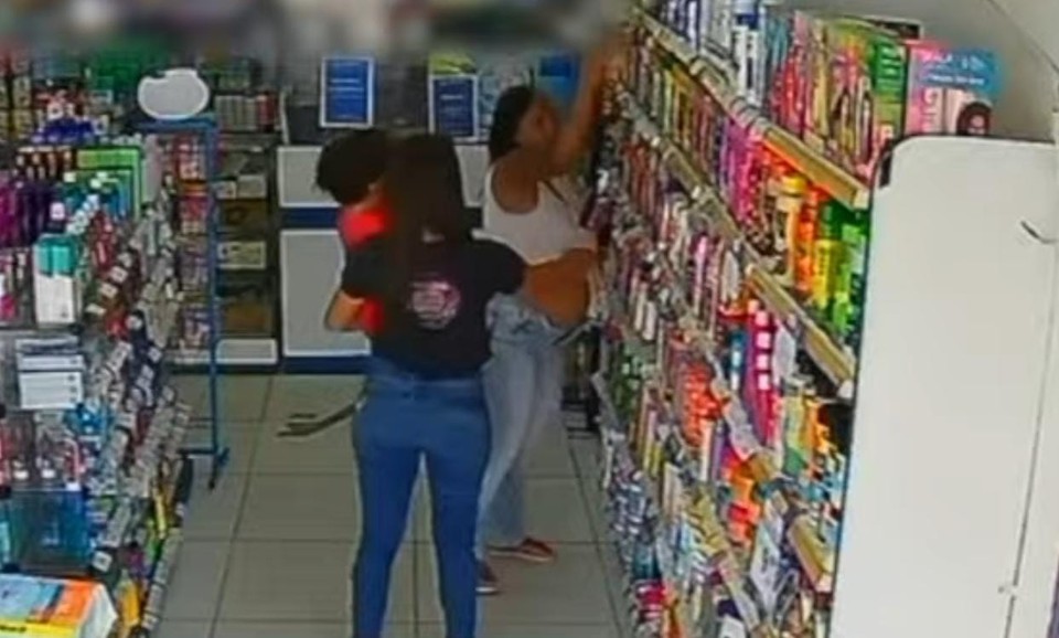 Duas mulheres entraram no estabelecimento, uma delas grvida e a outra estava um beb no colo (Foto: Reproduo)
