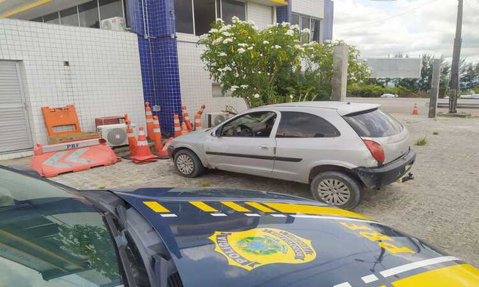 Um carro que tem 80 multas por excesso de velocidade e R$ 22 mil em dbitos foi recolhido, nesta tera-feira (9), pela Polcia Rodoviria Federal (PRF) (Foto: Divulgao/PRF)