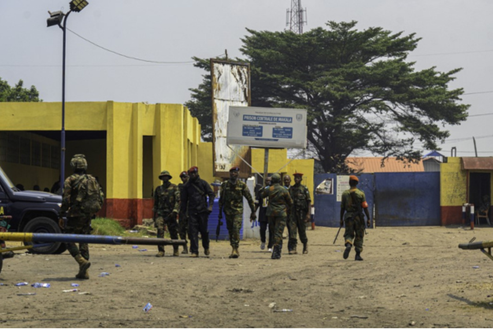 Reforos militares caminham na entrada da Priso de Makala em Kinshasa
 (Crdito: HARDY BOPE / AFP)