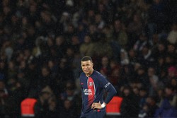 Macron quer Mbapp nas Olimpadas e questiona pai do jogador (FRANCK FIFE / AFP)