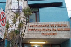 Mulher  presa aps bater em filho de 11 meses com cabo e vassoura em Caruaru (Foto: Reproduo/Instagram)
