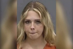 Mulher  presa por fingir ter 14 anos para abusar sexualmente de menores (Foto: Reproduo)