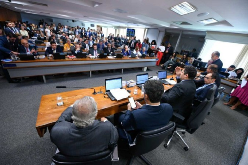 Senadores reunidos na CCJ, na quarta, para votar a PEC do quinqunio (Crdito: Edilson Rodrigues/Agncia Senado)
