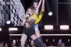 Madonna recebe Pabllo Vittar e bateria com crianas cariocas no palco (Foto: Reproduo/Rede Globo)