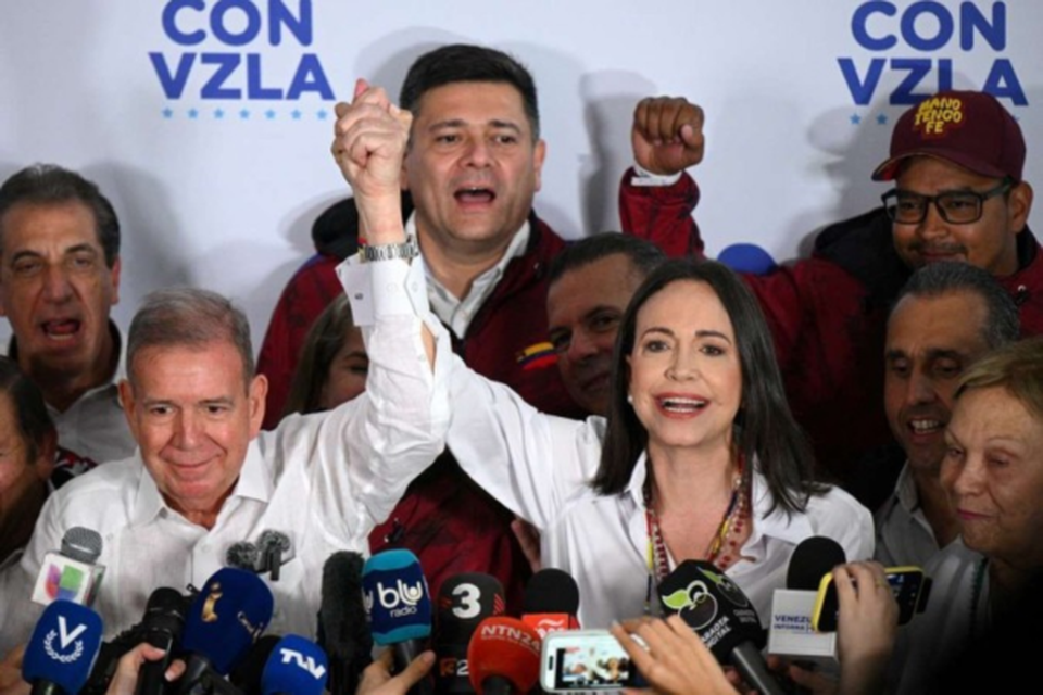 Mara Corina Machado (D) e o candidato Edmundo Gonzlez Urrutia (E) pediram viglia aos eleitores nos centros de votao  (Crdito: Federico Parra/AFP)