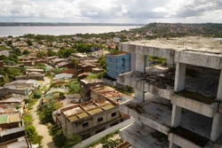 Defesa Civil do municpio alerta para a possibilidade de formao de um sinkhole, um tipo de cratera decorrente do afundamento da superfcie